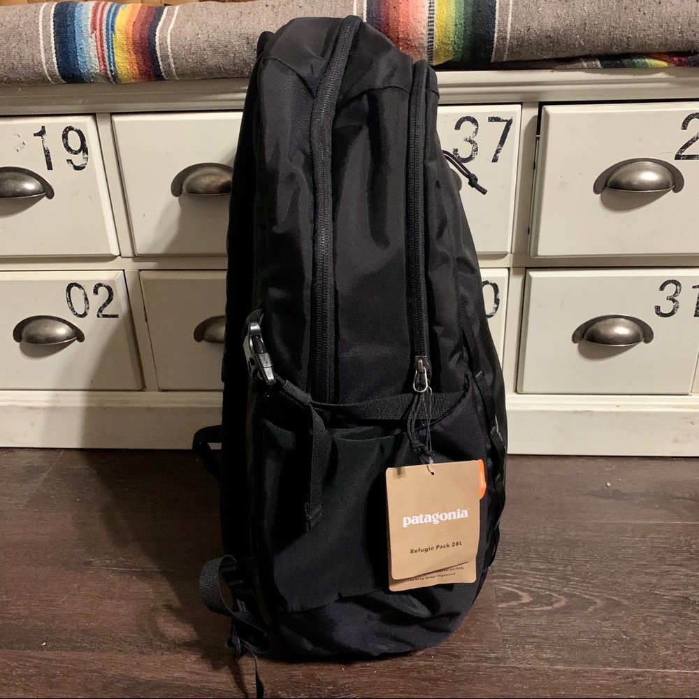 ***SOLD*** Patagonia Black Refugio Pack Backpack - Picture 3 of 14